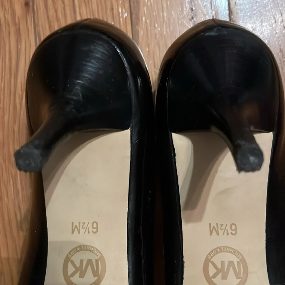 Michael Kor Black Logo Shoes 2.5 inch heel rounded toe - Picture 9 of 15